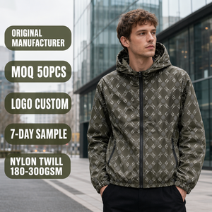 Giacca a Vento Leggera da Uomo in Nylon Verde Oliva 350GSM con Stampa Monogramma, Zip e Polsini Elastici, Stile Streetwear - Product Image 1