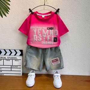 Moda estiva fresca per bambini Set di abbigliamento Casual per bambini t-shirt stampata con lettere a manica corta e pantaloncini alla moda - Product Image 1