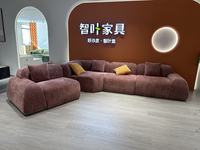 Canapé modulaire en forme de L, recouvert de velours rose poussiéreux, avec coussins color-block modernes et rétro, pour école et parc
