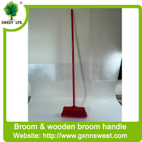 Balai de nettoyage avec manche en plastique et balai à manche en bois