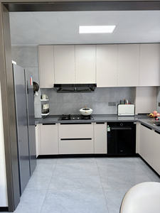 Armoires de <span class=keywords><strong>cuisine</strong></span> modernes en bois gris sans poignées avec un design de panneau bicolore, écologiques pour les cuisines urbaines ouvertes - Product Image 6