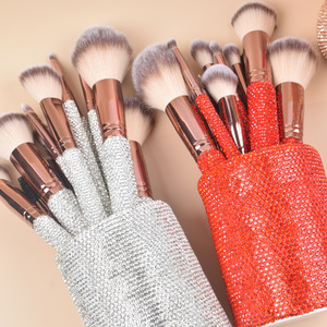 18 Parçalı Profesyonel Elmas Süslemeli Sentetik Saçlı Yüz Makyaj Fırça Seti Plastik Saplı Sünger Saç Bantları Kirpik Klipsleri Hediyeli - Product Image 6