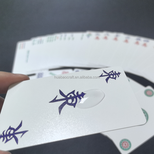 Cartes à jouer OEM personnalisables en PVC 100% étanches boîte de cartes de <span class=keywords><strong>poker</strong></span> 0.32mm emballage avec fermeture magnétique pour usage familial - Product Image 1