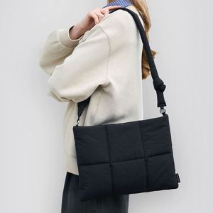 Sac messager matelassé de grande capacité, personnalisé en usine, de haute qualité, sac bandoulière doux et moelleux - Product Image 1