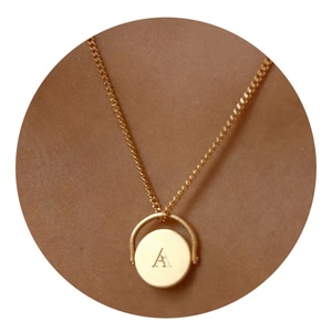 Pendentif rond en acier inoxydable fin, collier personnalisé avec pendentif lettre 26 - Product Image 1