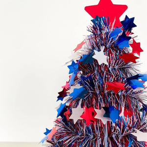 Sombrero de fiesta con forma de árbol de Navidad en colores rojo, azul y plateado, con decoración de estrellas, para disfraz navideño o accesorio para fotos. - Product Image 4