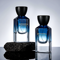Flacon de parfum carré 30ml 50ml 100ml en verre avec bouchon en bois noir et logo estampé or