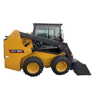 Nouvelle mini-chargeuse sur pneus Xc7-Sr07, conception compacte pour une utilisation agricole, travail dans des espaces restreints, avec une forte capacité de levage de la benne et un mouvement stable - Product Image 1