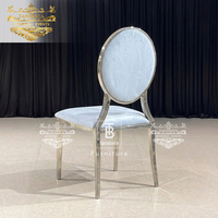 Chaise d'hôtel moderne en acier inoxydable avec dossier rembourré en éponge, idéale pour les mariages, banquets et salles à manger