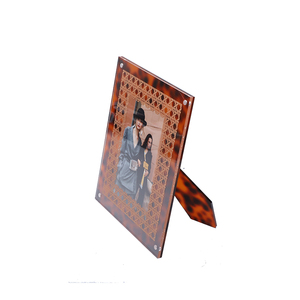 Cadre <span class=keywords><strong>photo</strong></span> magnétique flottant en <span class=keywords><strong>acrylique</strong></span>, finition irisée et couleurs multiples, support intégré, OEM/ODM pour photos 3,5x5, 4x6, 5x7 - Product Image 2