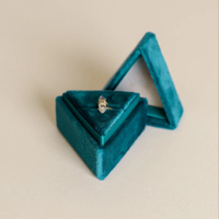 Boîte à bijoux en velours de taille personnalisée boîte à bagues en velours triangle souvenir boîte à bagues à bijoux de présentation de proposition de mariage à fente unique