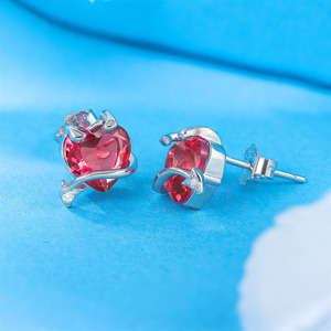 Boucles d'oreilles en argent sterling S925 en forme de cœur avec zircon, design original de niche, boucles d'oreilles créatives, vente en gros pour femmes - Product Image 4