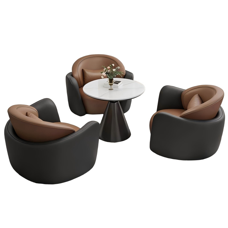 Une table et trois chaises (noires et marron)