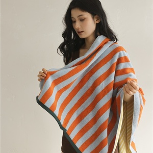 Nouvelle <span class=keywords><strong>serviette</strong></span> <span class=keywords><strong>de</strong></span> <span class=keywords><strong>bain</strong></span> 2026 au design original <span class=keywords><strong>de</strong></span> niche, style coréen, à motif double fil, tissage uni, rayée et assortie aux couleurs - Product Image 3