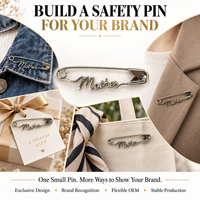 Broches en métal doré et argenté OEM fabriquées en usine, épingles de sûreté personnalisées gravées avec des mots et des breloques pour la promotion de la marque