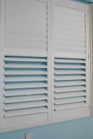 Volets modernes en paulownia durables pour le contrôle de la lumière intérieure des fenêtres d'appartements et de bureaux – Personnalisation OEM/ODM
