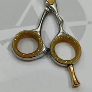 กรรไกรเล็มหนวดและเคราสแตนเลสแบบมืออาชีพสำหรับผู้ชายที่มีแหวนยาง - Product Image 5