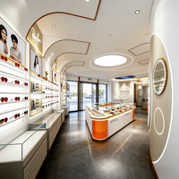 Magasin de vente au détail optique contemporain avec étagères ouvertes à niveaux et vitrines rondes éclairées