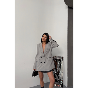 เสื้อแจ็คเก็ตผู้หญิงสีเทา ดีไซน์เนอร์ พร้อมกระดุมและผ้าคลุม - Product Image 3