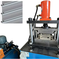 Nouvelle machine populaire de formage à froid de lamelles de porte à enroulement en acier galvanisé perforé à nervures de 0,7 à 1,2 mm