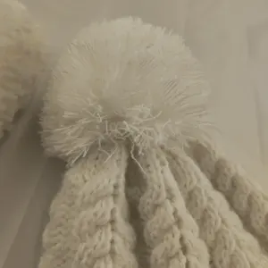 Vente en gros pompon en tricot avec logo personnalisé pour femmes bonnet à pompon en fausse fourrure à côtes torsadées avec écusson et logo personnalisé