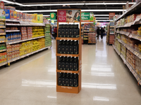 Support de présentation de vin en bois multicouche personnalisé avec un design moderne et une construction durable pour les supermarchés et les magasins de détail