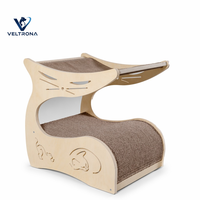 Tour pour chat sculpturale avec structure en contreplaqué, découpes en forme de silhouette de chat, plateforme moquettée, mobilier d'intérieur, vente en gros