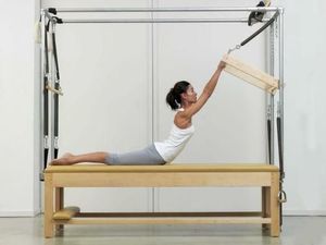 Lit Pilates noir mat élégant pour décoration et entraînement de salle de sport à domicile de style industriel - Product Image 4