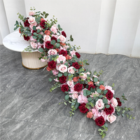 Décoration de table de mariage en rangée de fleurs artificielles roses bordeaux et feuilles d'eucalyptus vertes