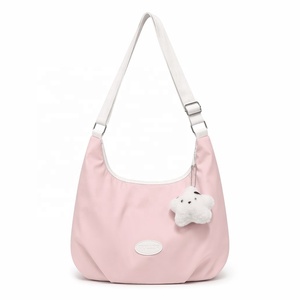 Borsa a <span class=keywords><strong>Tracolla</strong></span> Rosa a Mezzaluna in Morbido Nylon, Stile Slouchy con <span class=keywords><strong>Tracolla</strong></span> Bianca Regolabile per Uso Quotidiano Casual - Product Image 3
