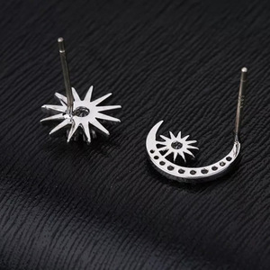 Orecchini a Perno Asimmetrici con Stella e Luna, Cristalli Incastonati, Accessori Celesti per Uso Quotidiano Femminile - Product Image 4