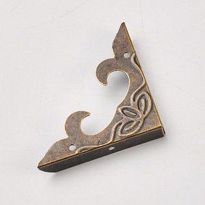 Hebilla de Esquina Triangular de Cobre de 20 mm con Orificio, Diseño Tradicional, Accesorio de Ferretería Duradero para Muebles - Product Image 3