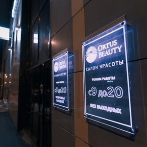 Transparent Acrylic PMMA Crystal <b>LED</b> <b>Light</b> <b>Box</b> for Real Estate Agents Hanging Waterproof Eco-Friendly Single-Side Backlit - Product Image 1