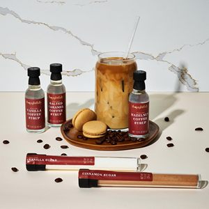 Set de Regalo para Cafetería que Incluye 4 Deliciosos Siropes, 2 Azúcares de Diferentes Sabores, 1 Cacao en Polvo en Envases de Vidrio Hechos a Mano, Eleva tu Experiencia - Product Image 5