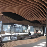 Plafond acoustique isolé en aluminium ondulé personnalisé pour hôtel, centre commercial, villa