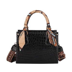 Sacs à main à poignée supérieure avec écharpe Sacs fourre-tout carrés de créateur avec larges bretelles Sacs à main pour femmes - Product Image 6