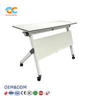 Table de conférence pliante blanche haut de gamme avec roulettes et panneau de discrétion pour les réunions de bureau, les salles de formation et les salles de classe