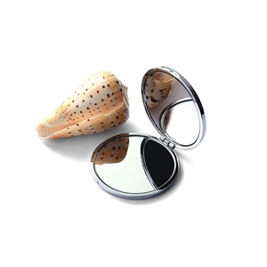 Miroir de maquillage portable double face en métal argenté gaufré, vente en gros, avec logo personnalisé - Product Image 4