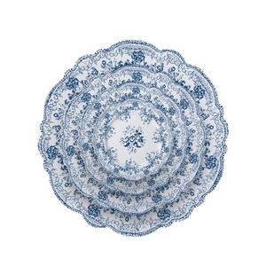 Assortiment de Plats en Porcelaine Chic avec Motifs Floraux Verts Artistiques pour des Arrangements de Table de Mariage Audacieux - Product Image 6