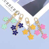 Porte-clés Fleur Double Face Coloré et Créatif, Pendentif en Métal Émaillé Mignon pour Sac à Dos et Sac à Main Femme