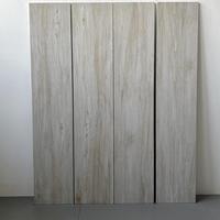 Carrelage en porcelaine imitation planches de bois clair 200x1000 mat rectifié 9mm d'épaisseur antidérapant résistant aux acides garantie 5 ans pour bureau et salle d'exposition