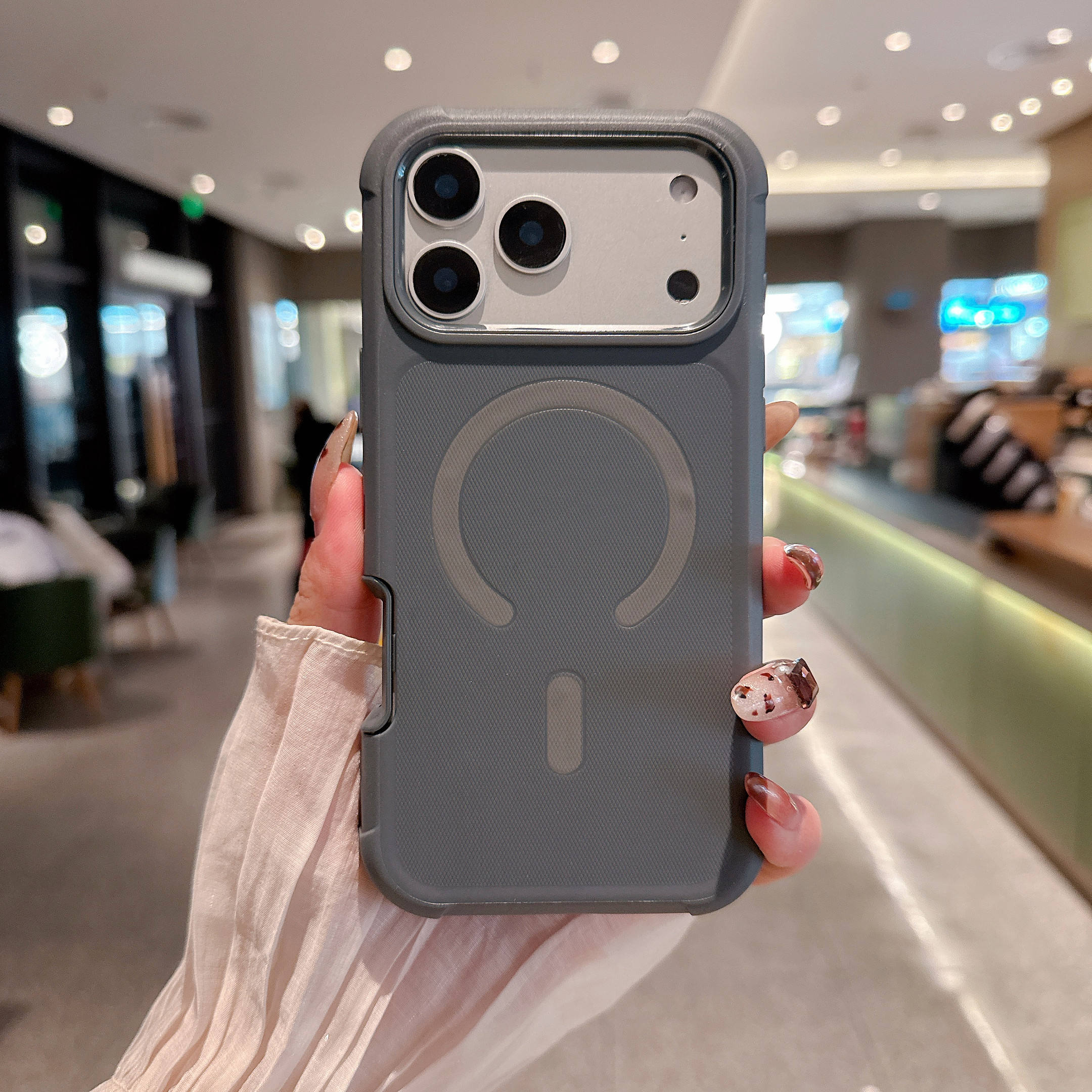 สีเทาเข้ม