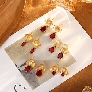 9 Pendientes Colgantes Florales de Plata 925 Chapados en Oro con Acabado Cepillado, con Granate de Piedra Natural y Gema de Color en Forma de Gota de Agua, Venta al por Mayor - Product Image 2
