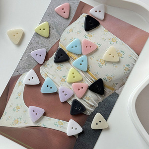 Triángulo de dibujos animados Tamaño pequeño 2 agujeros Botones de cerámica para ropa para cárdigan de punto Vestido de niños Botones decorativos para ropa - Product Image 6