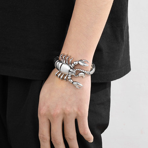 Bracciale Scorpione Personalizzato Nero e Oro in Acciaio Inossidabile da Uomo, Gioiello Animale Audace con Ciondolo Scorpione Audace, Vendita all'Ingrosso - Product Image 2