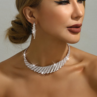 Ensemble collier et boucles d'oreilles à chaîne à griffes en strass exagérés - Accessoires de vente en gros européens et américains pour femmes