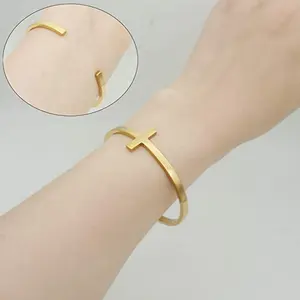 Gelang salib inspirasional Kristen untuk wanita, gelang manset ayat Injil berukir kustom agama baja tahan karat