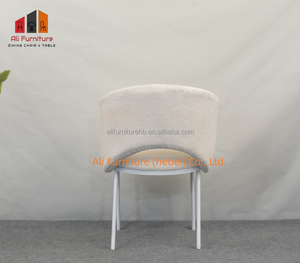 <span class=keywords><strong>Fauteuil</strong></span> en fausse <span class=keywords><strong>fourrure</strong></span> d'agneau style crème, design enveloppant avec pieds en métal blanc, chaise moderne et confortable pour la maison, les cafés et l'usage commercial - Product Image 6