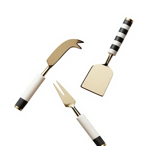 Juego de cuchillos para queso modernos con hojas de latón y mangos en blanco y negro, aptos para lavavajillas - Product Image 1