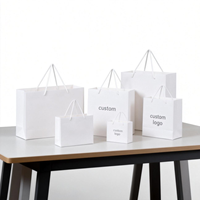 Vente chaude Sacs cadeaux en papier kraft avec logo personnalisé, cartes en carton argenté, carton ivoire pour vêtements, shopping, bijoux, montres